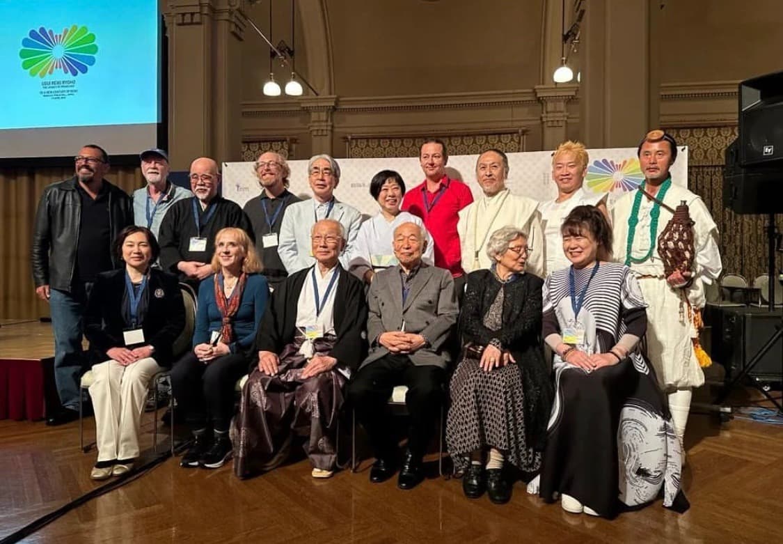 Celebración del centenario del Usui Reiki Ryoho con maestros de todo el mundo. Osaka, Japón, abril 2023.