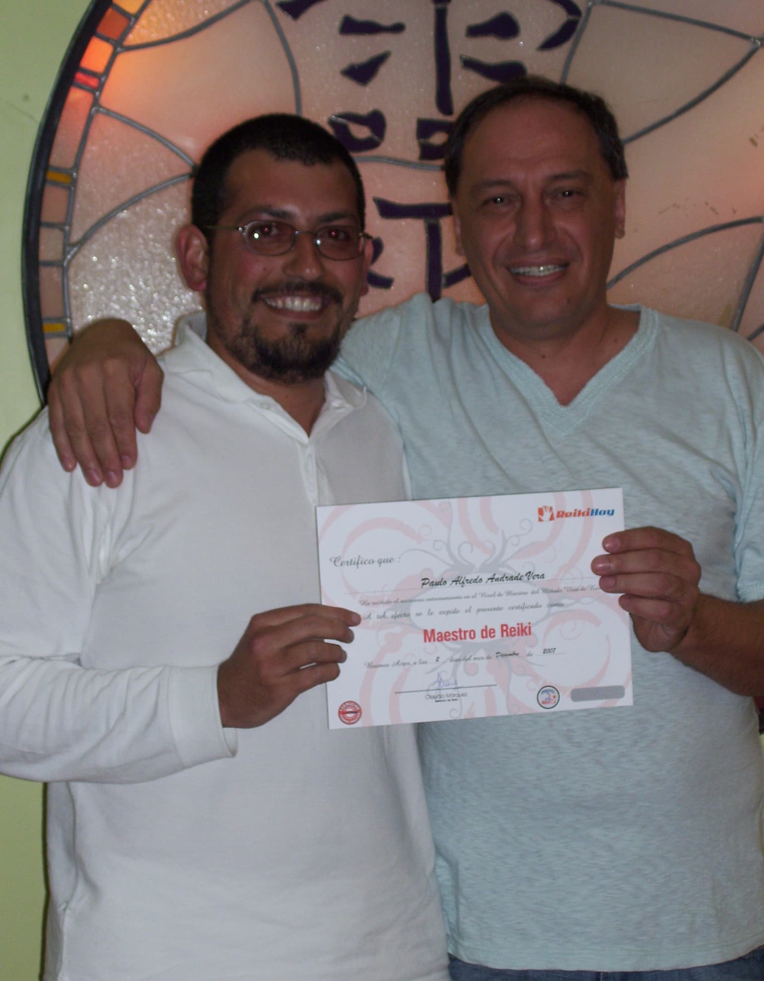 Con el Maestro Claudio Márquez, recibiendo el Diploma de Maestro de Reiki Usui. Buenos Aires, 2007.