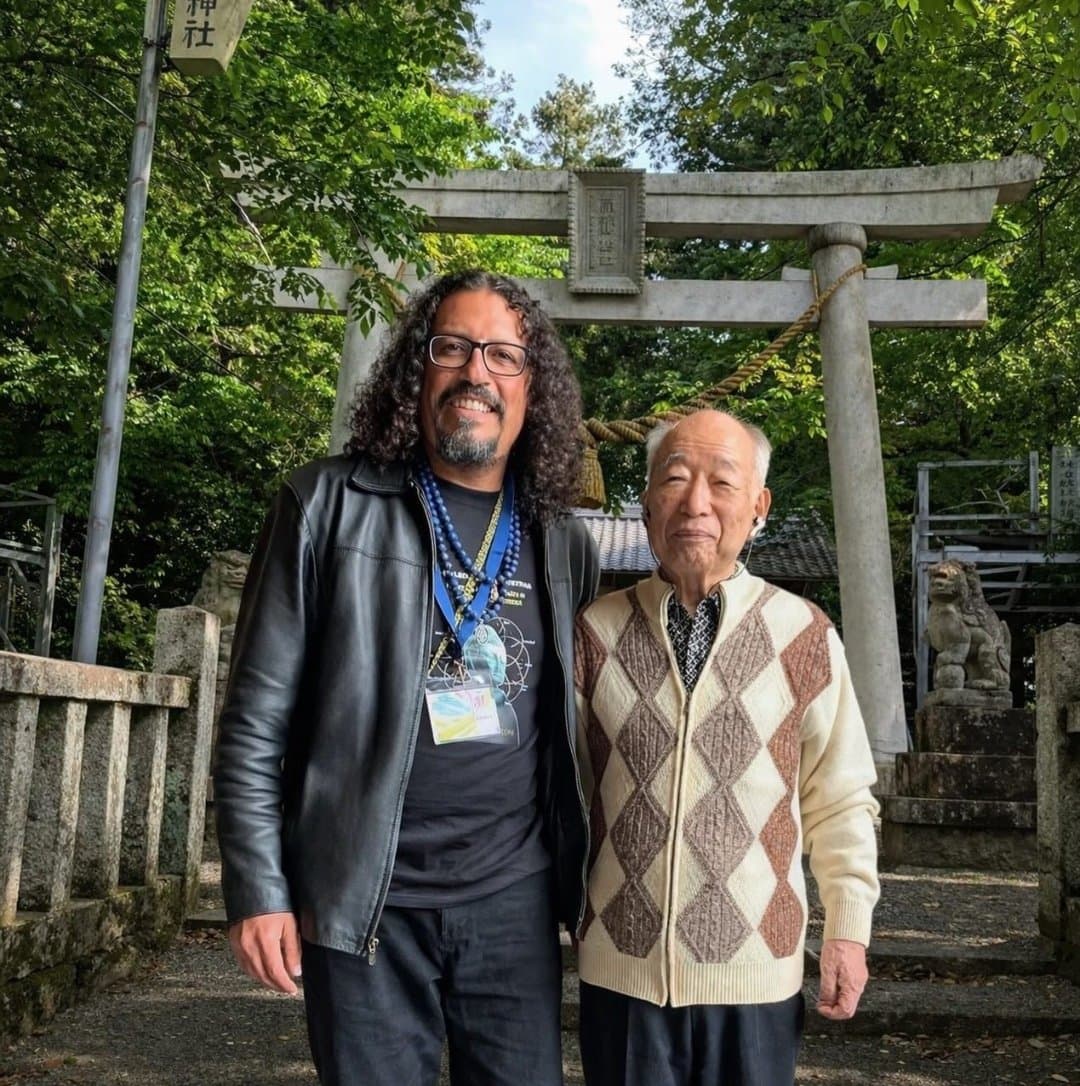 Con el Maestro Hiroshi Doi en la celebración del centenario de Usui Reiki Ryoho. Osaka, Japón, abril 2023.